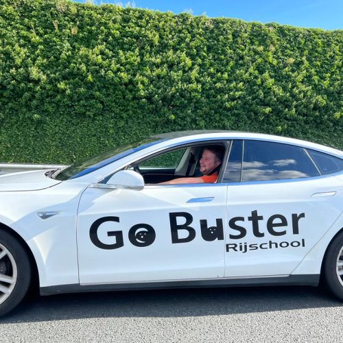 Bob de Bie, Seo van Go busters rijschool achter het stuur.